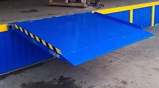 Перегрузочный мост DoorHan синего цвета 1800x1500